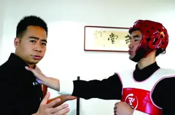 Cover image of the Practical Combat Course of Wing Chun, featuring students practicing Kung Fu techniques in a training environment.